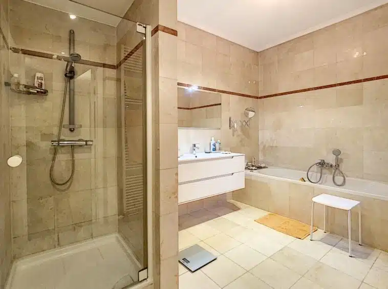 Salle d'eau avec meuble, douche et bain