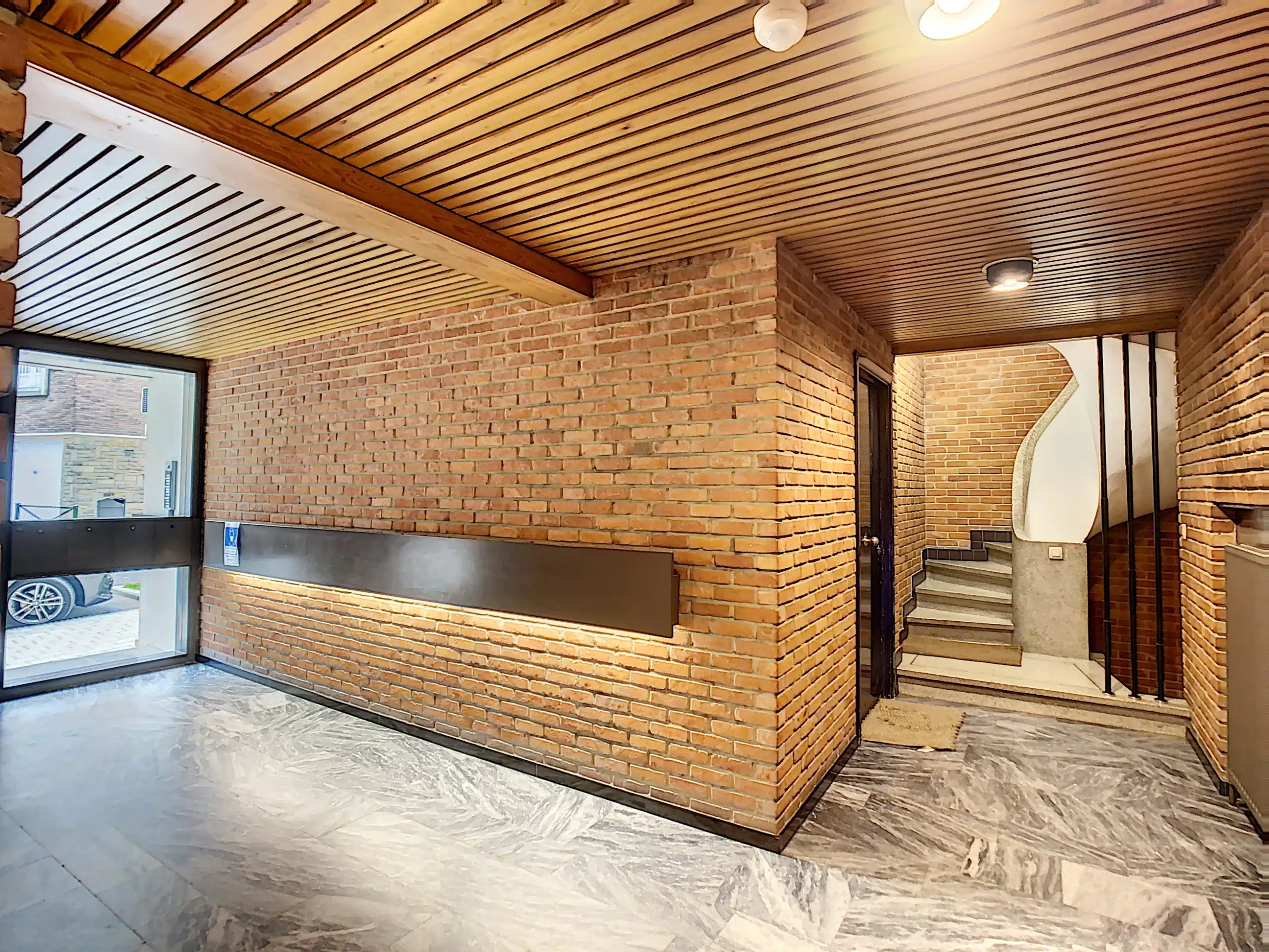 Warm, modern entrance with brick wall Entree - 2 bedroom apartment + terrace - Arcades - Watermael-Boitsfort