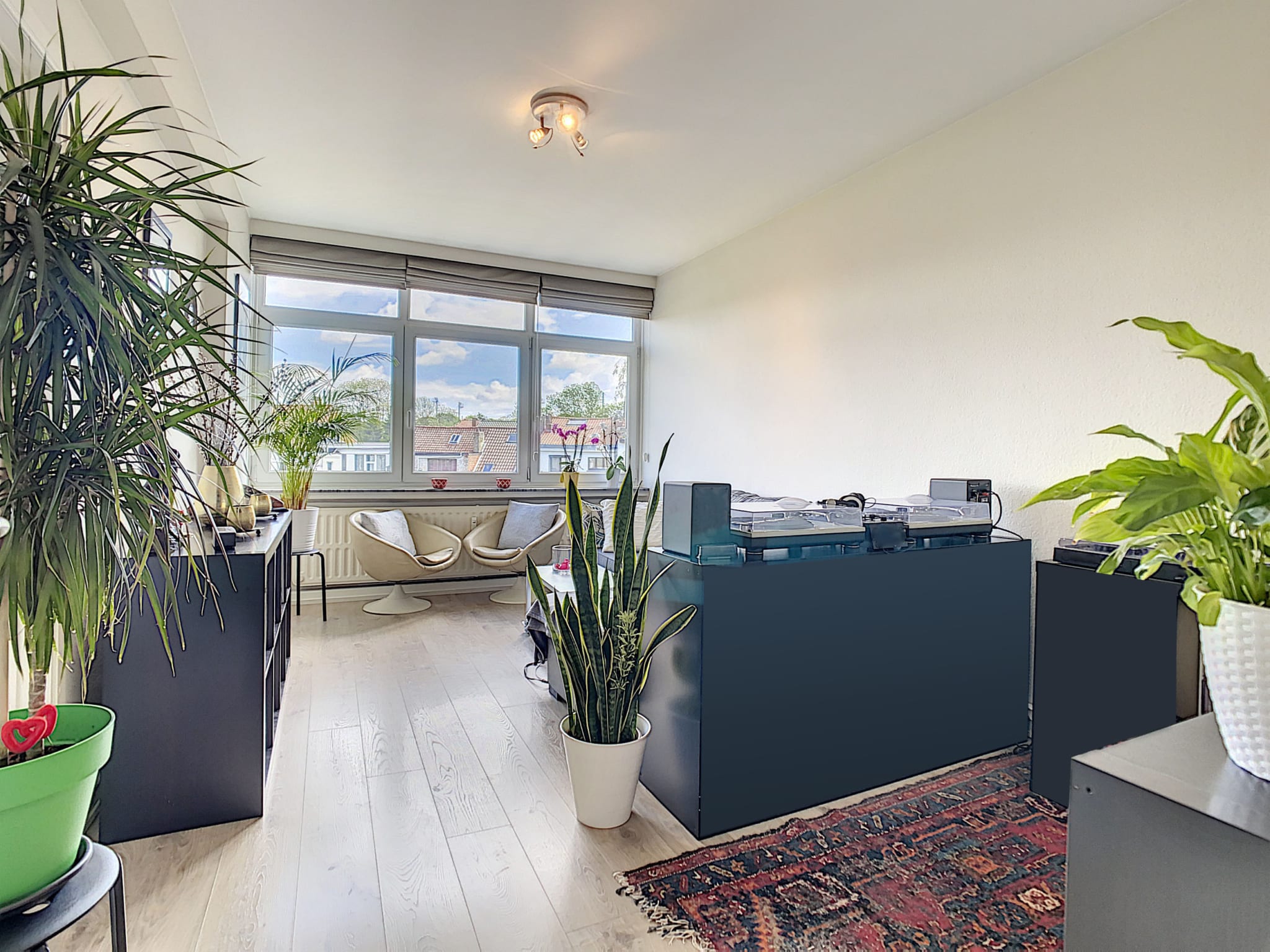 Espace de travail moderne zen, lumineux, végétal, mobilier épuré et ambiance inspirante.
