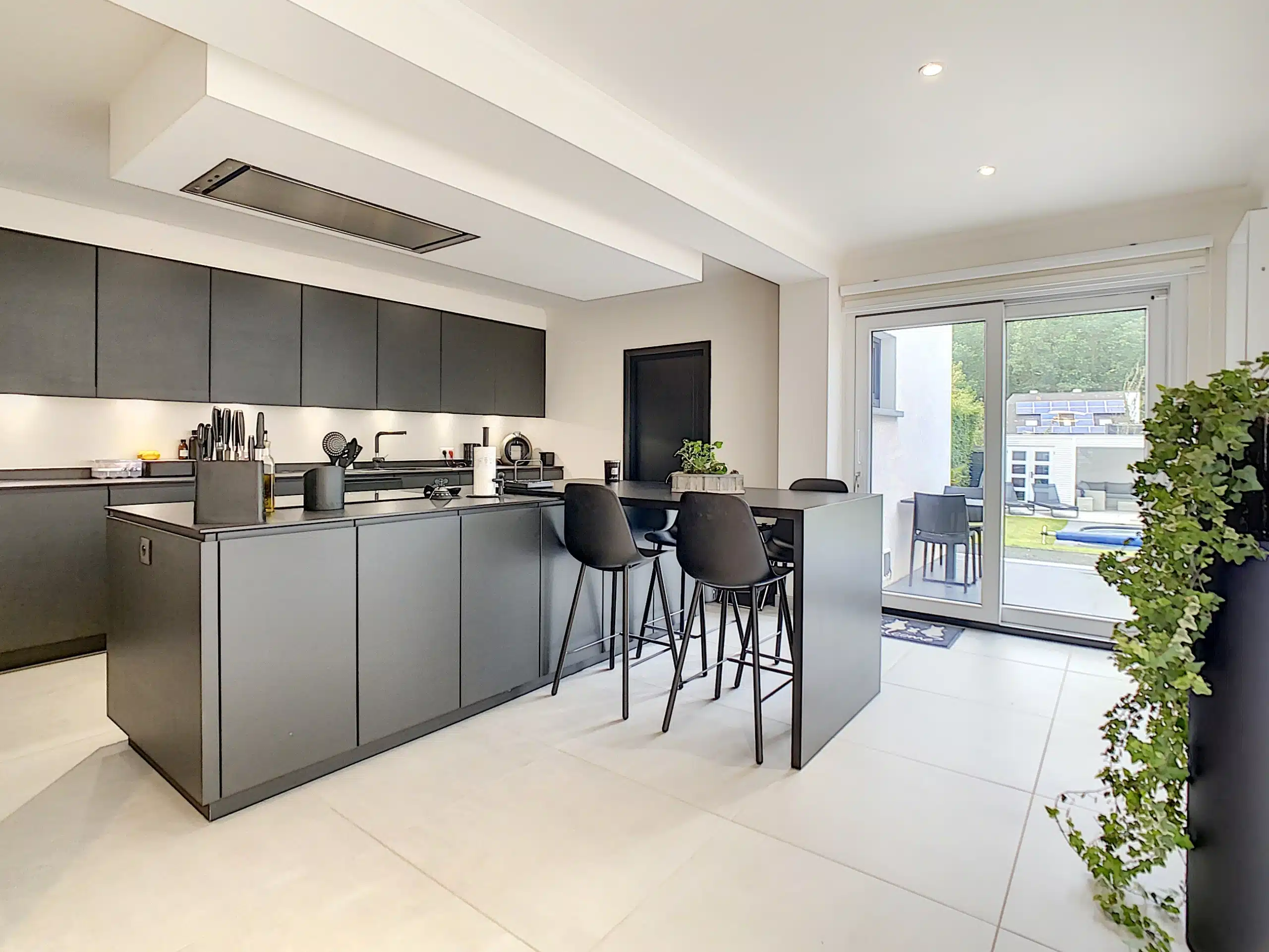 Cuisine Moderne avec Îlot et Accès Extérieur Cuisine - Magnifique maison 3 façades avec piscine – Zemst