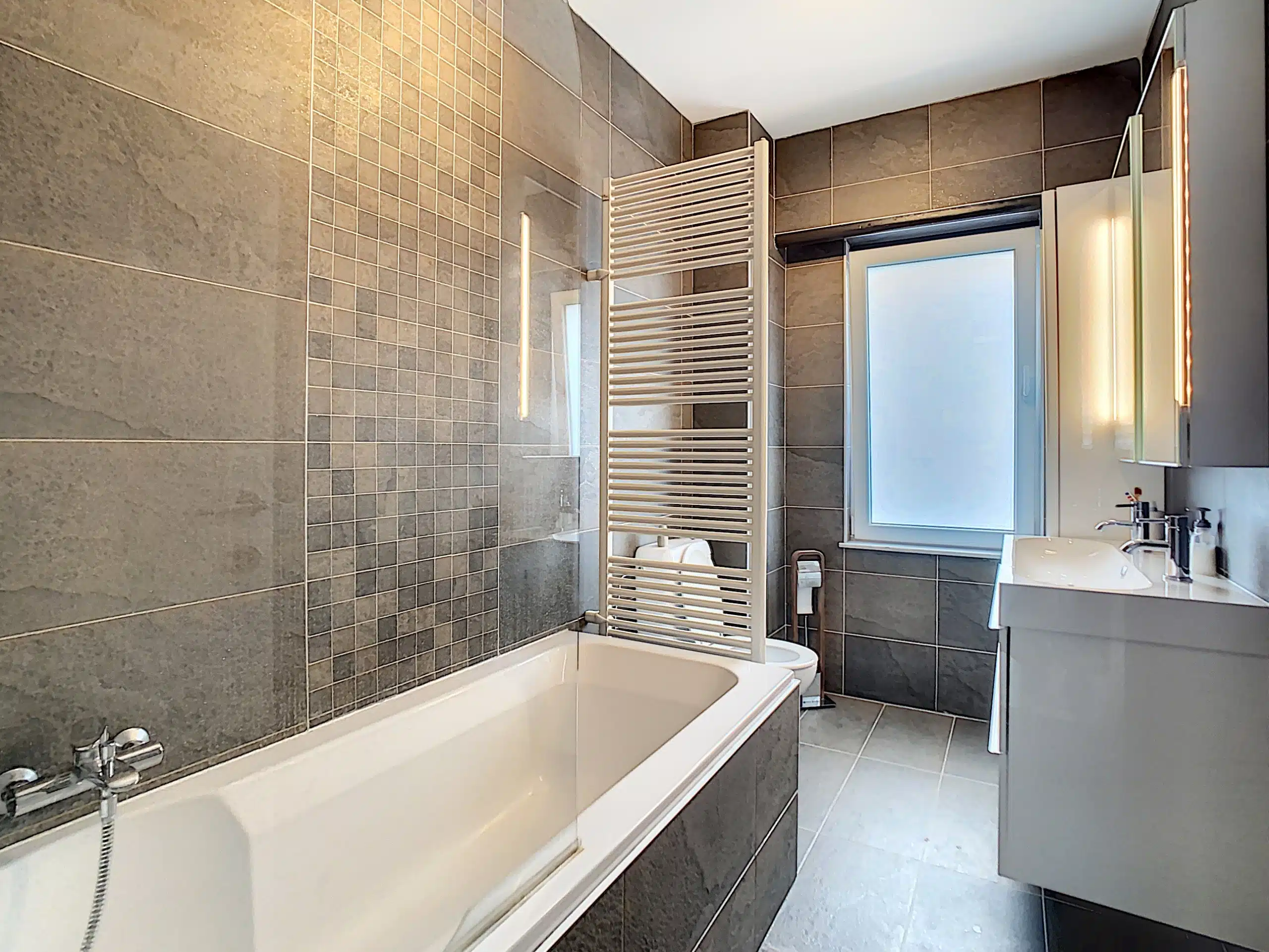 Salle de Bain Moderne avec Baignoire et Éclairage Naturel Salle de bain - Magnifique maison 3 façades avec piscine – Zemst