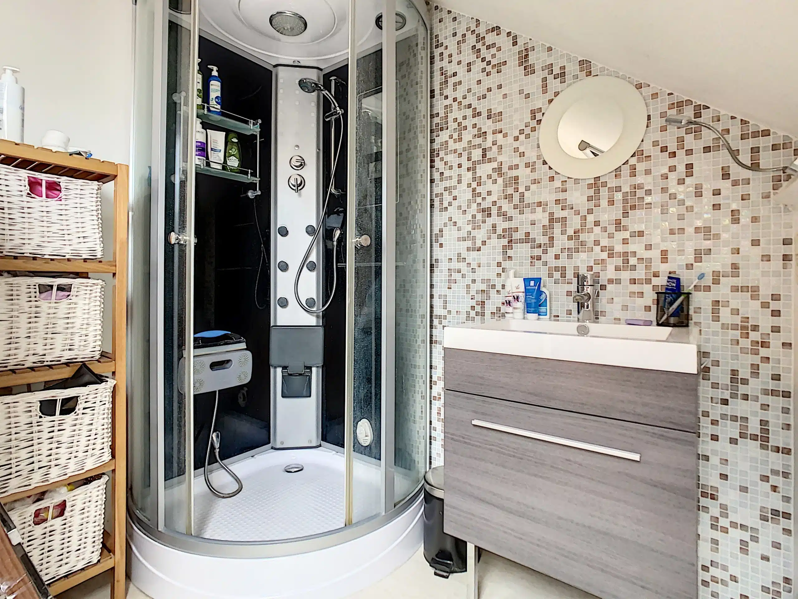 Salle de Bain Moderne avec Douche à LItalienne et Mosaïque Salle de bain - Magnifique maison 3 façades avec piscine – Zemst