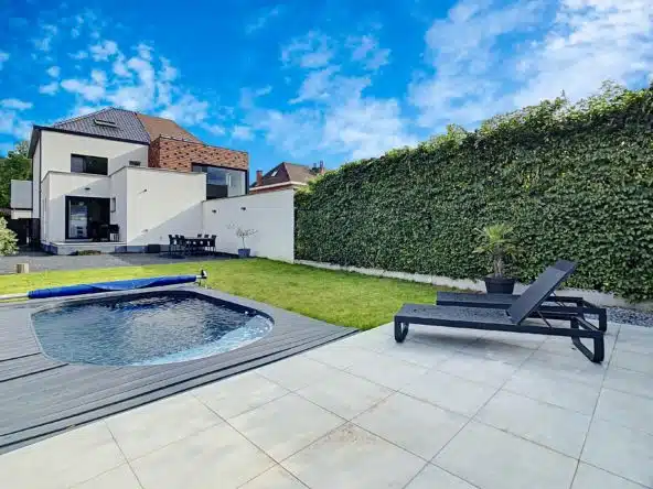 Piscine avec terrasse et jardin