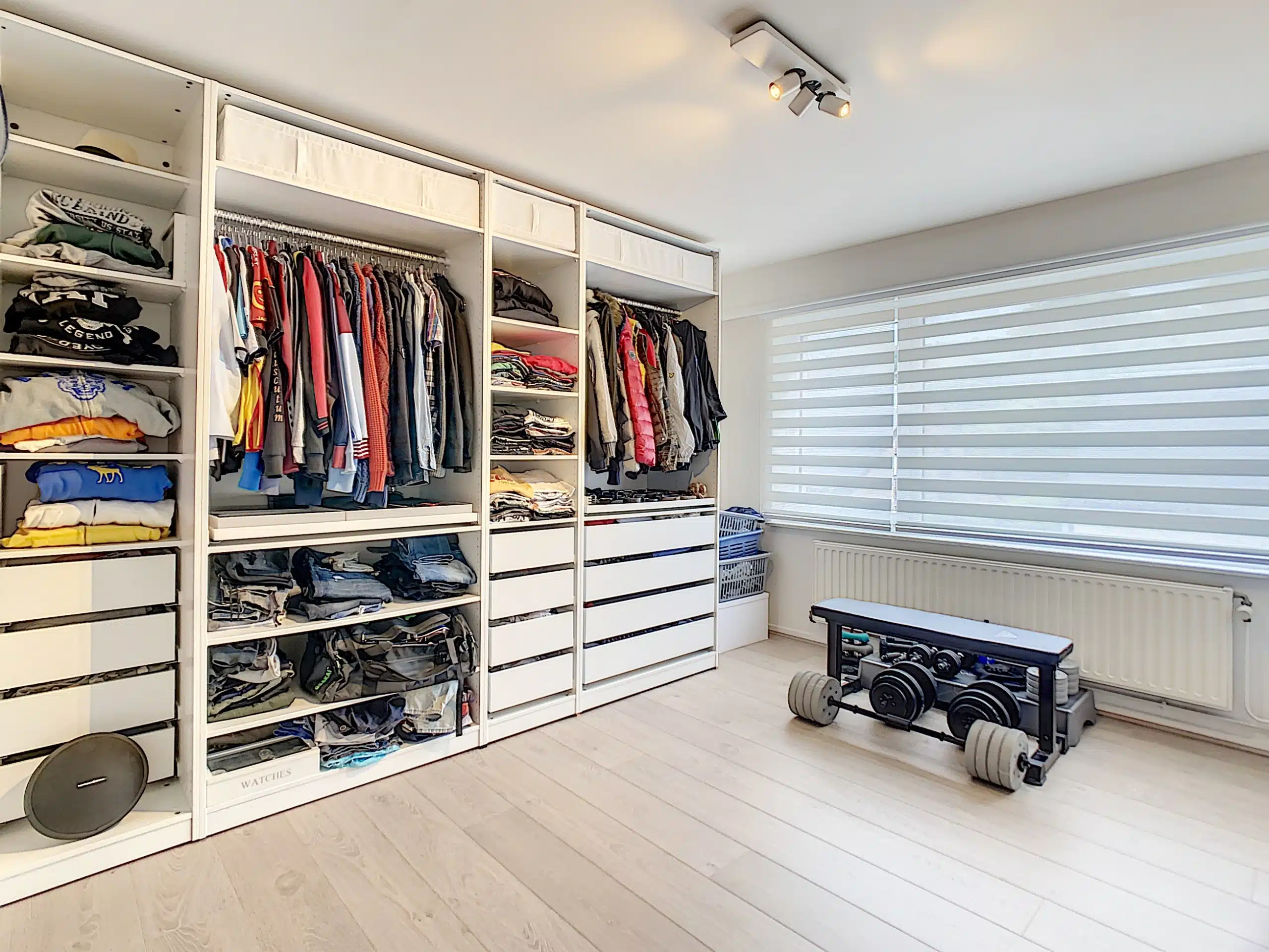 Vestiaire Moderne Organisé avec Lumière Naturelle Magnifique maison 3 façades avec piscine – Zemst