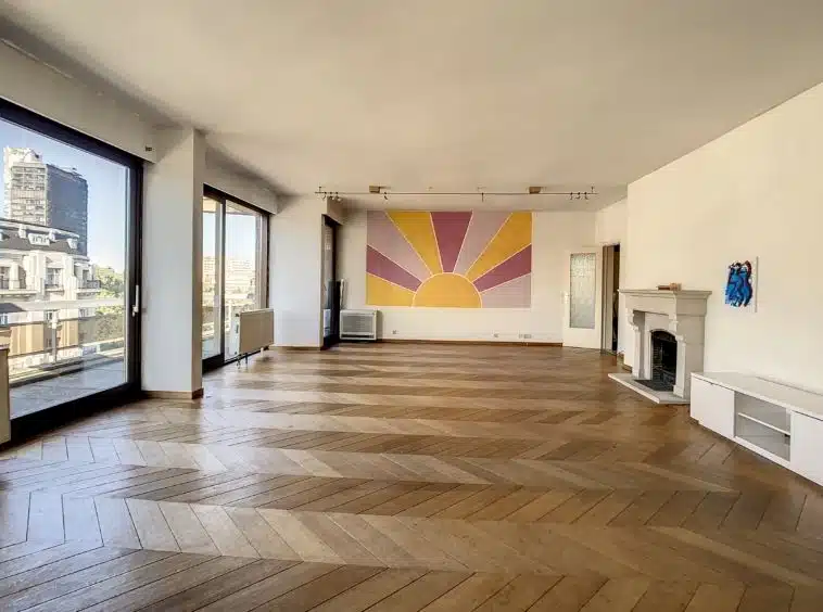 Grand living avec parquet et cheminée