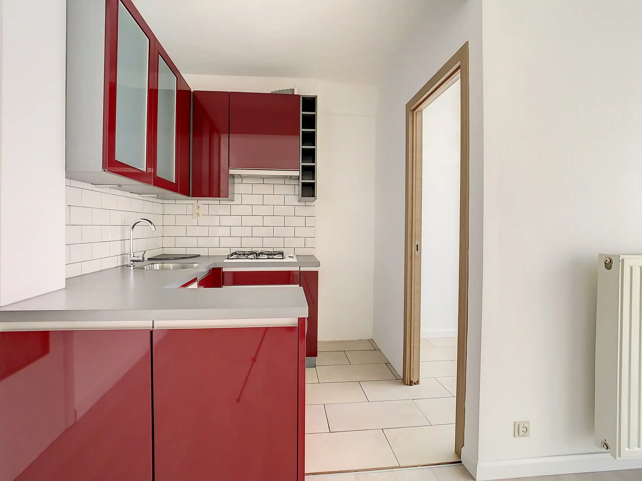 Cuisine Moderne à Façon Rouge et Grise Cuisine - Lumineux appartement 1ch avec terrasse – Watermael-Boitsfort