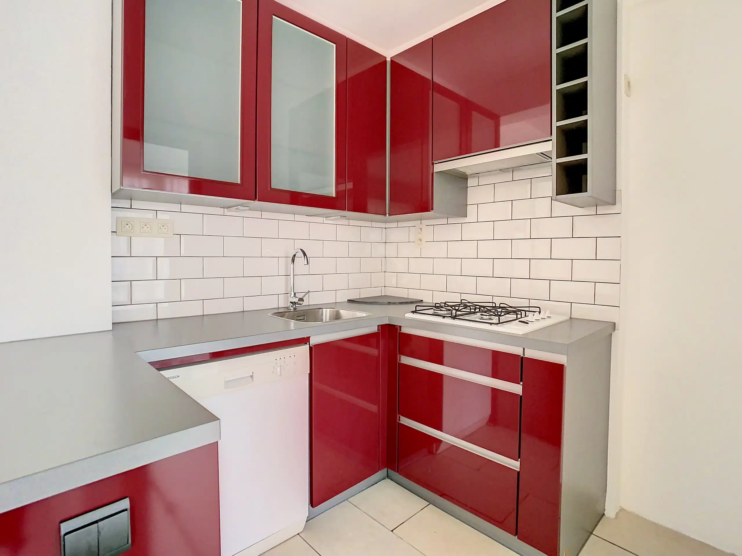 Cuisine Moderne Avec Cabinets Rouges et Éléments Design Cuisine - Lumineux appartement 1ch avec terrasse – Watermael-Boitsfort