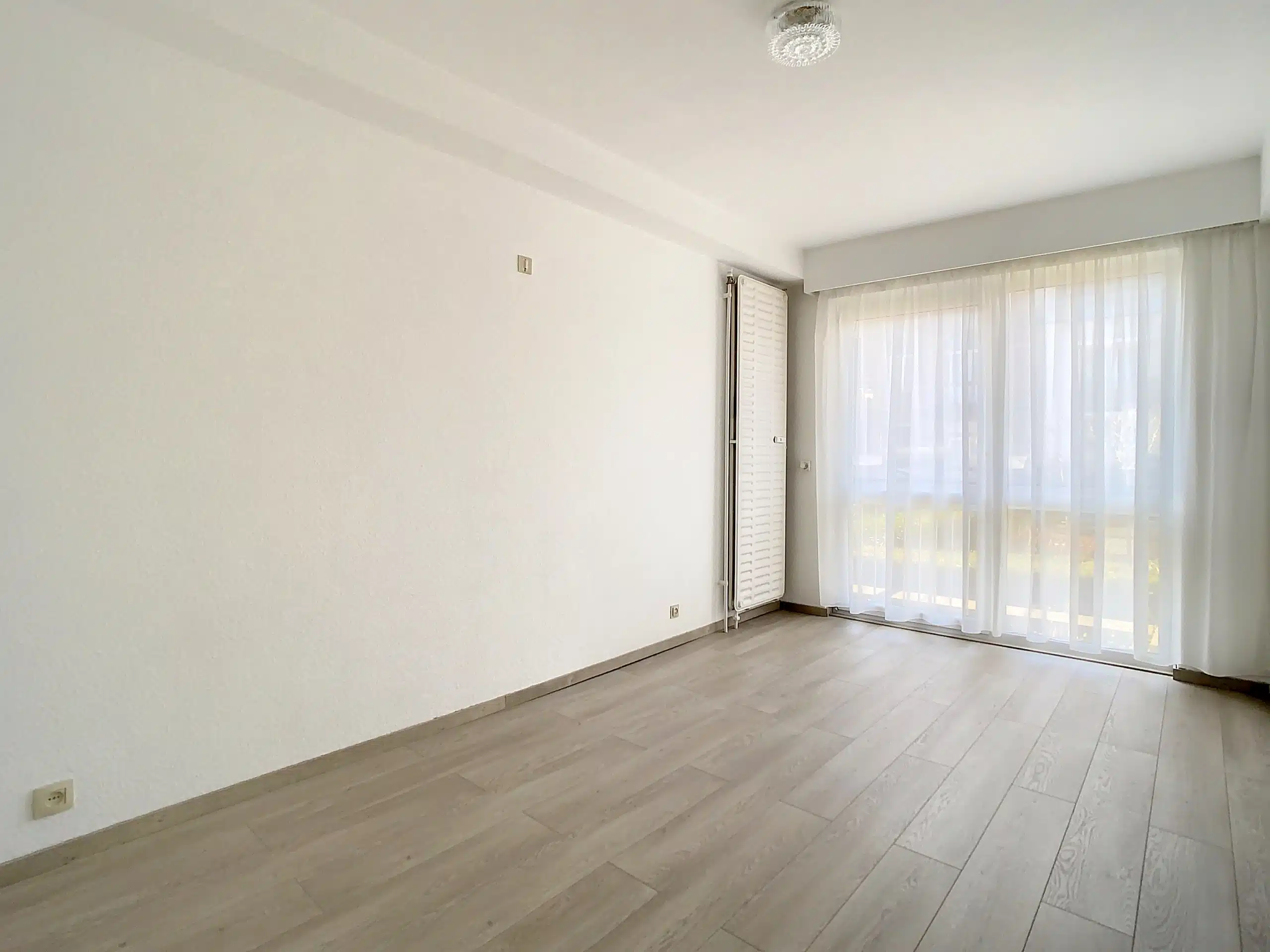 Intérieur Minimaliste et Lumineux avec Vue Naturelle Vue - Lumineux appartement 1ch avec terrasse – Watermael-Boitsfort
