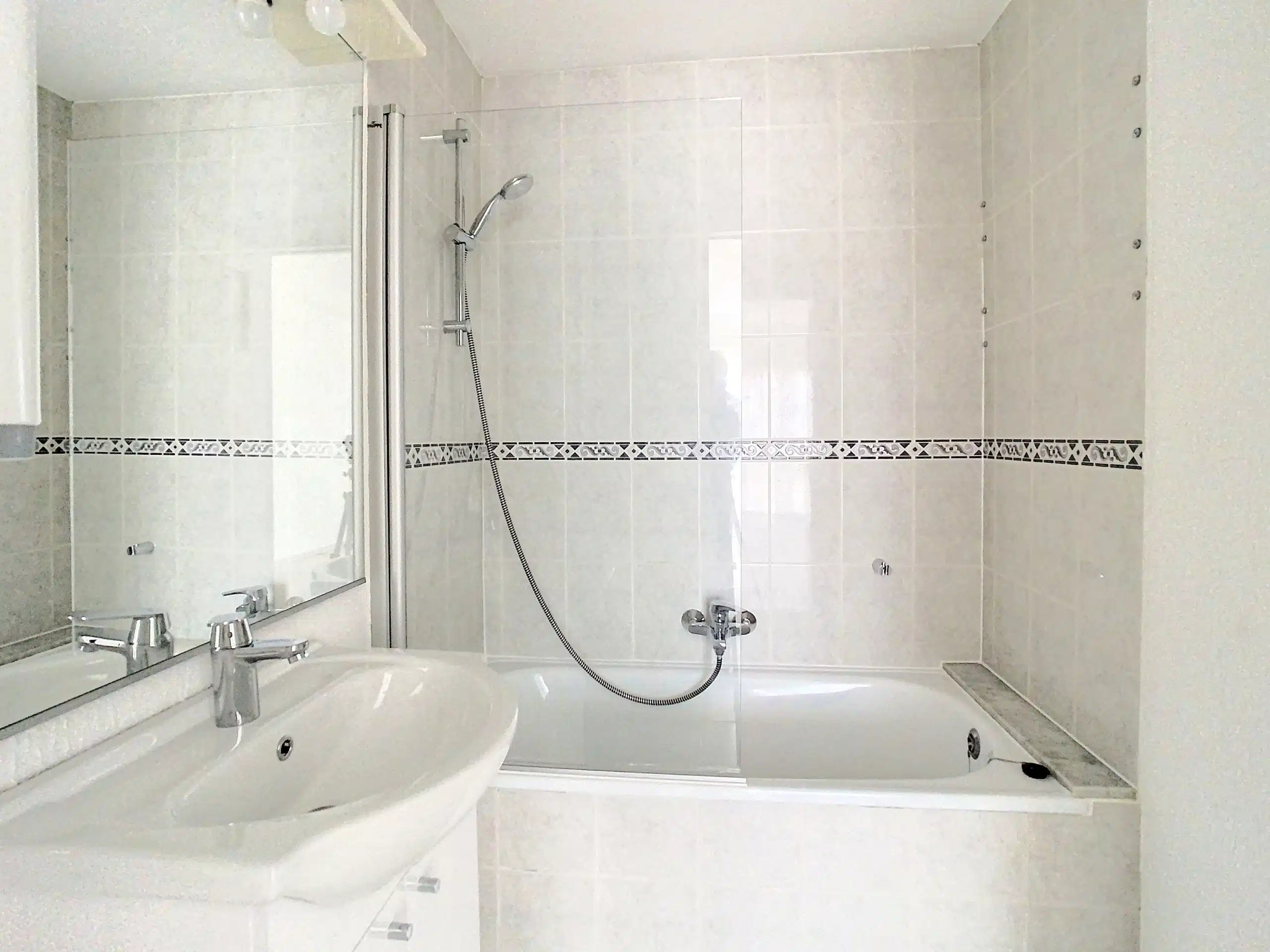 Salle de Bain Moderne et Épurée avec Bain et Douche Chic Salle de bain - Lumineux appartement 1ch avec terrasse – Watermael-Boitsfort