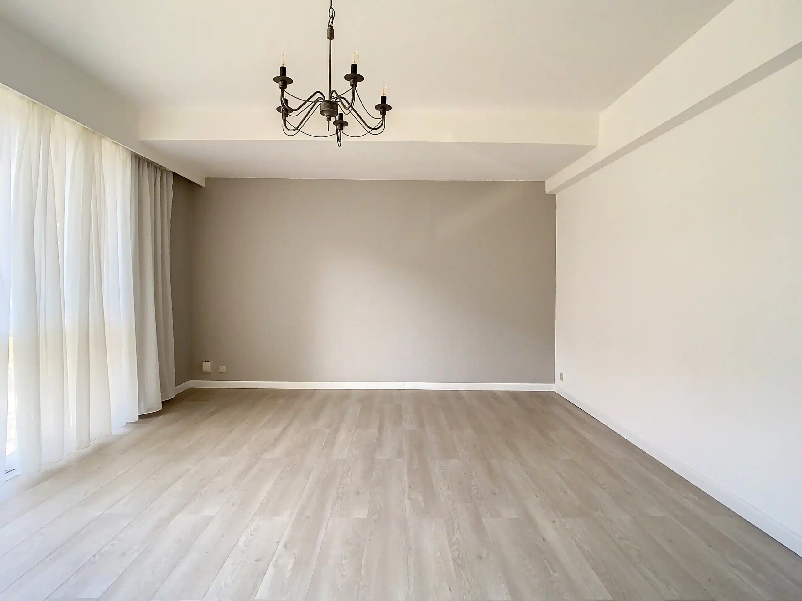 Salon Épuré avec Luminosité Naturelle et Élégance Salon - Lumineux appartement 1ch avec terrasse – Watermael-Boitsfort