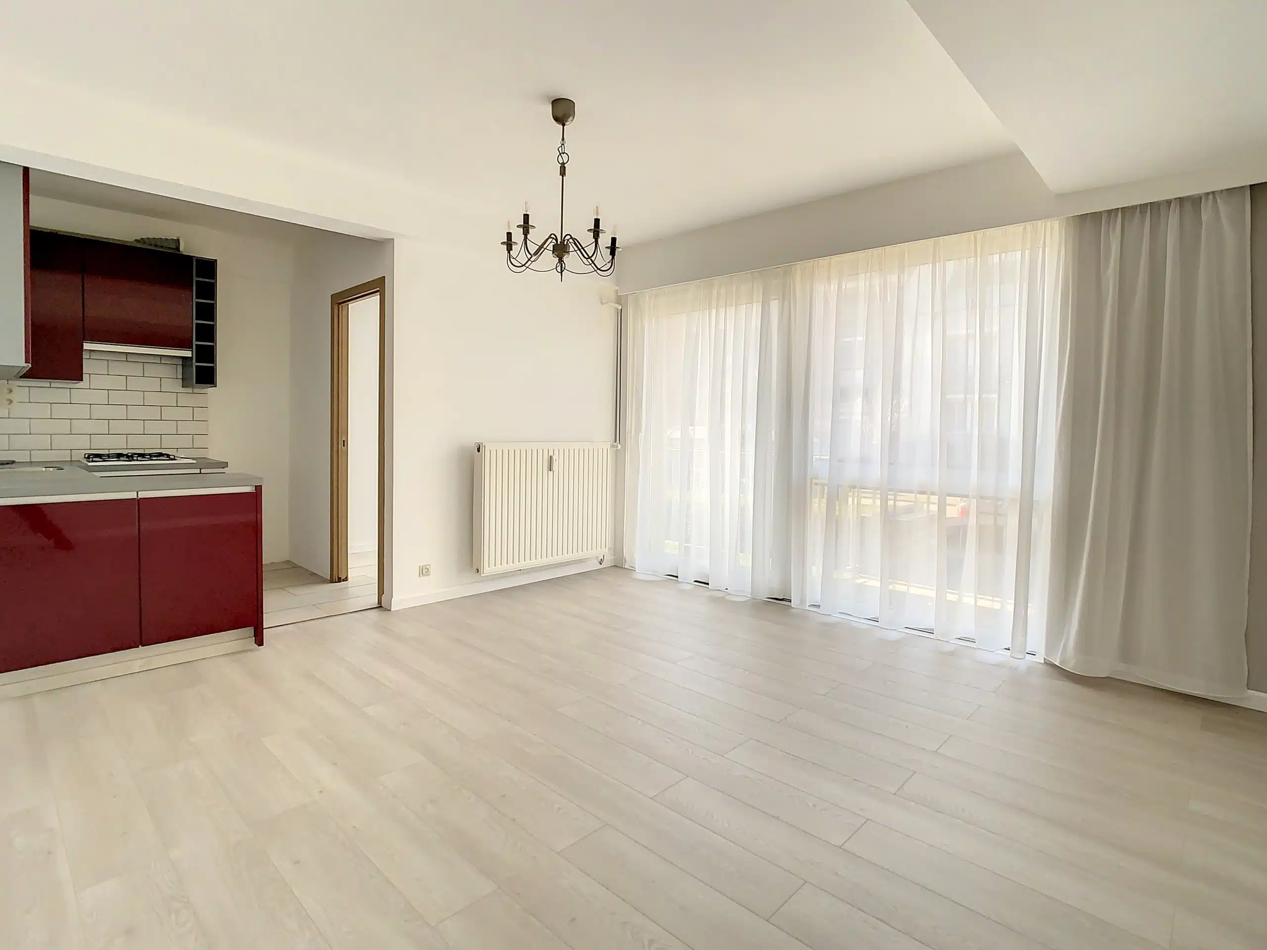 Salon Moderne Lumineux avec Cuisine Rouge Élegante Cuisine - Lumineux appartement 1ch avec terrasse – Watermael-Boitsfort
