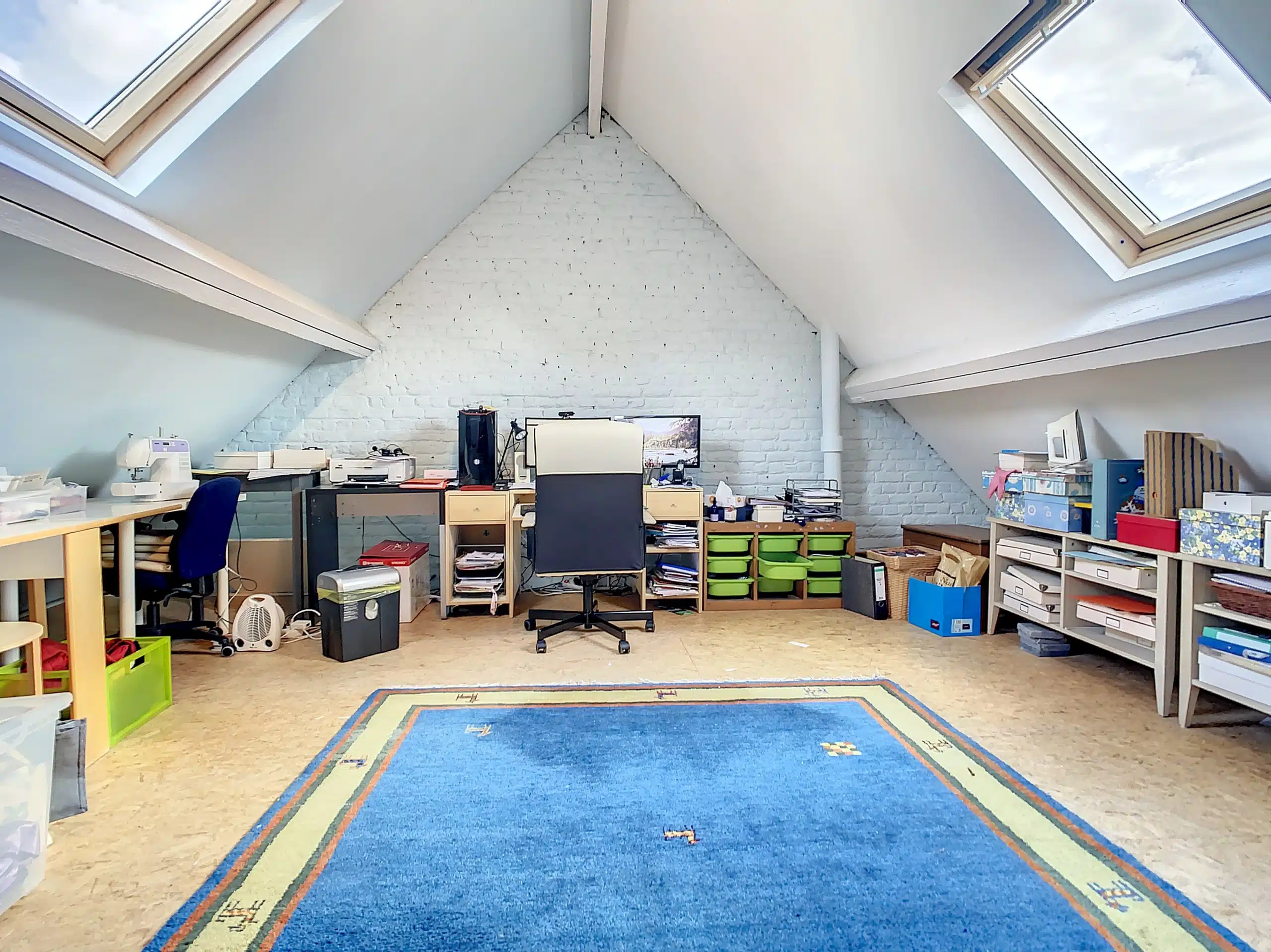 Bureau Attique Confortable avec Tapis Bleu et Rangement Coloré Bureau - Magnifique Maison – A deux pas des Etangs d’Ixelles