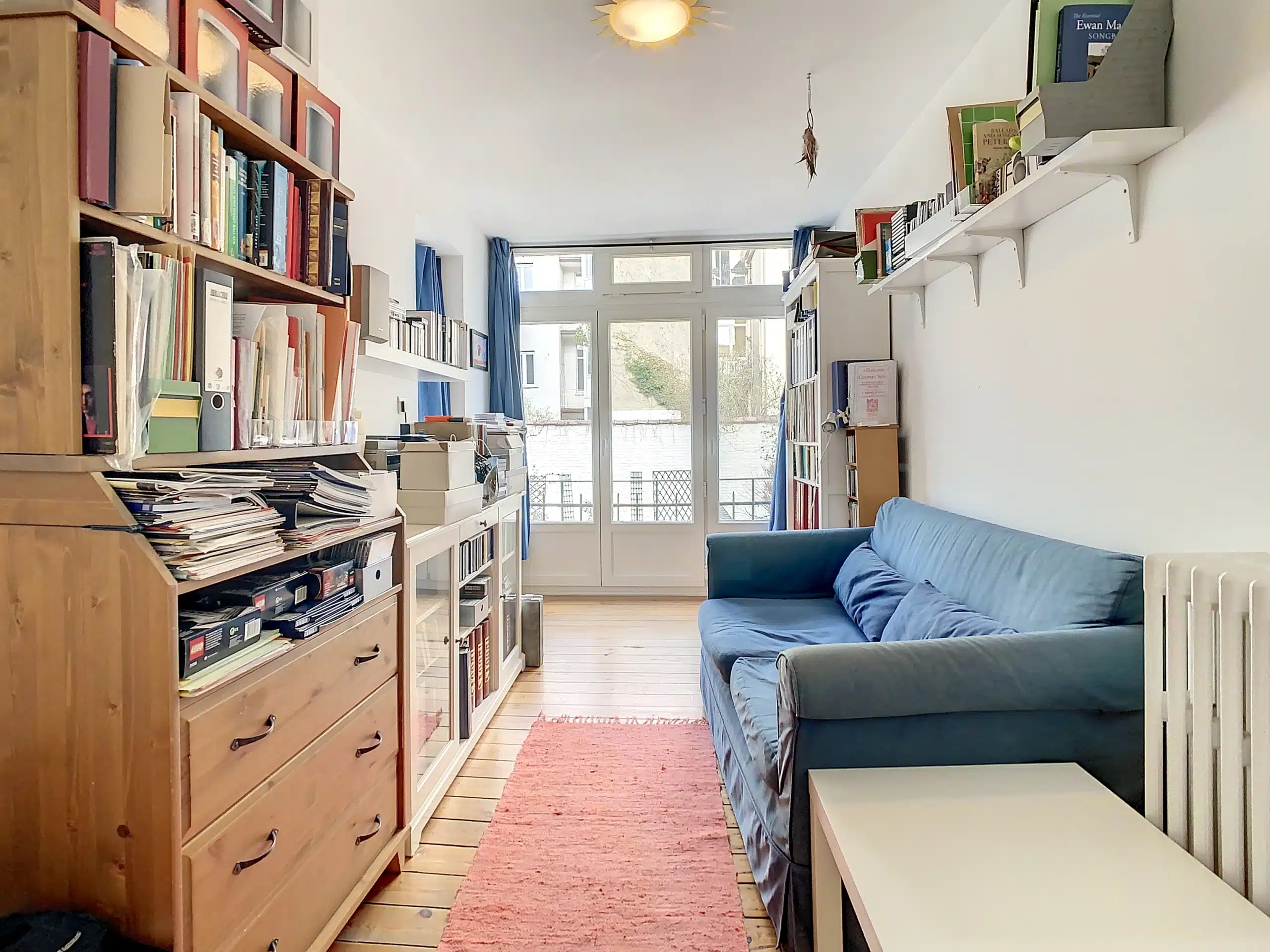 Coin Lecture et Travail Lumineux avec Sofa Bleu et Balcon Balcon - Magnifique Maison – A deux pas des Etangs d’Ixelles