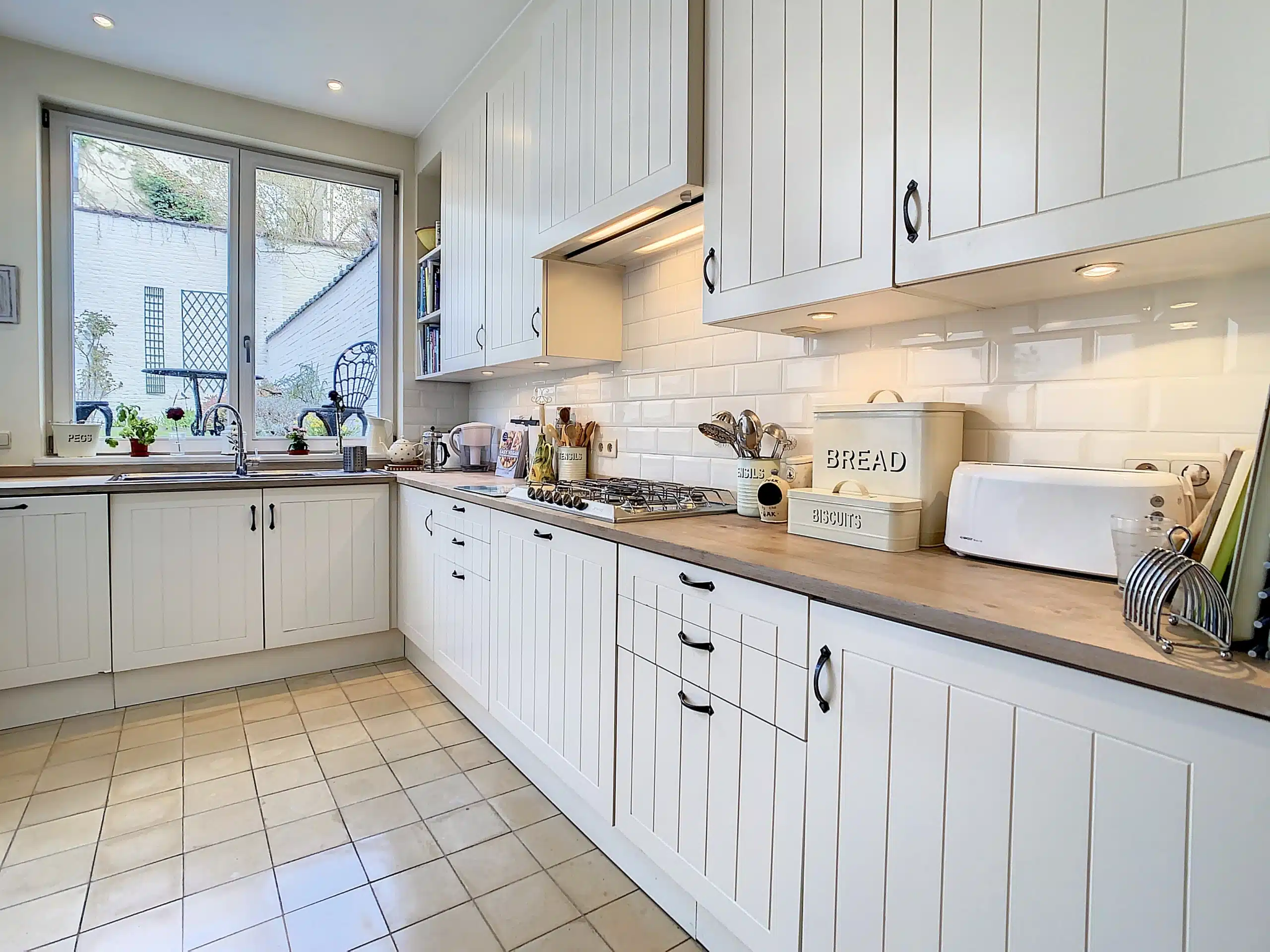 Cuisine Moderne et Chaleureuse avec Lumière Naturelle Cuisine - Magnifique Maison – A deux pas des Etangs d’Ixelles