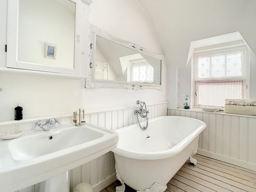 Salle de Bain Blanche avec Baignoire à Pieds et Lumière Naturelle Salle de bain - Magnifique Maison – A deux pas des Etangs d’Ixelles