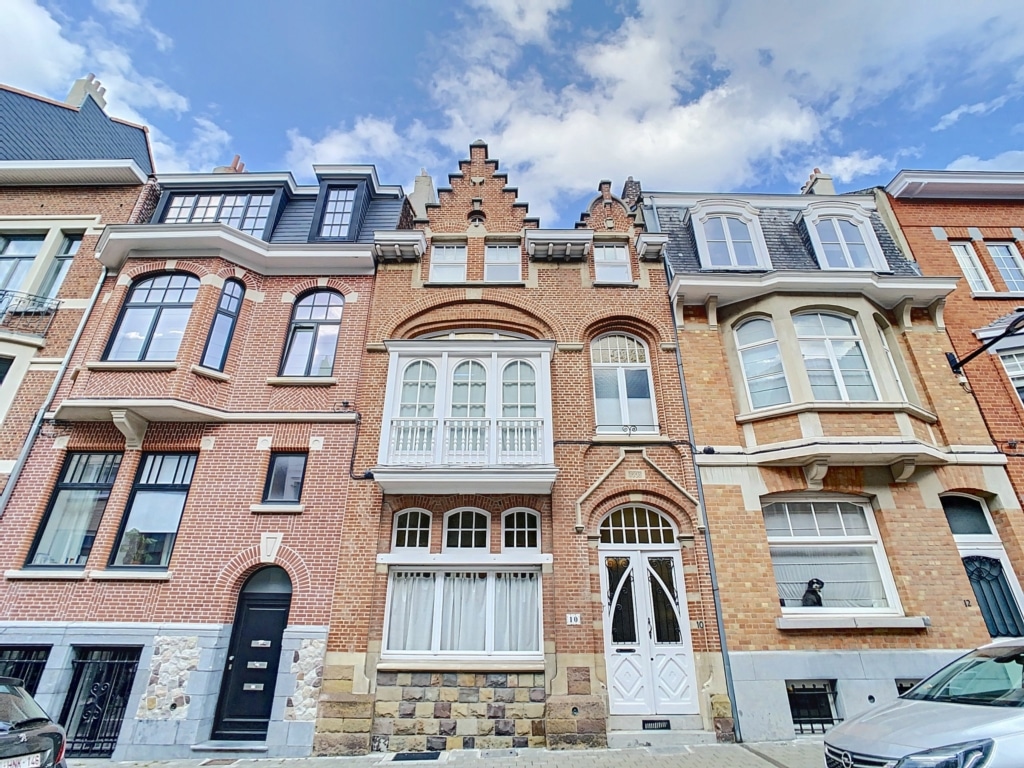 Rue pittoresque avec maisons colorées en briques, détails architecturaux européens, ambiance chaleureuse