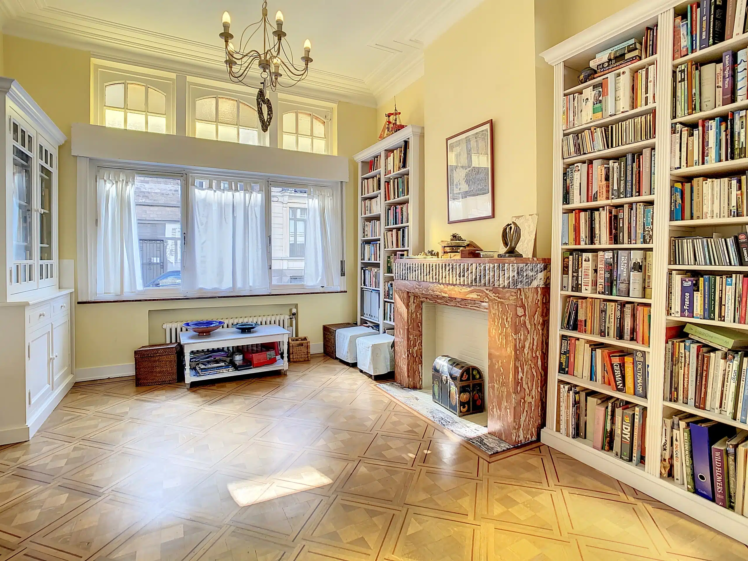 Salon Cosy avec Bibliothèque et Cheminée Salon - Magnifique Maison – A deux pas des Etangs d’Ixelles
