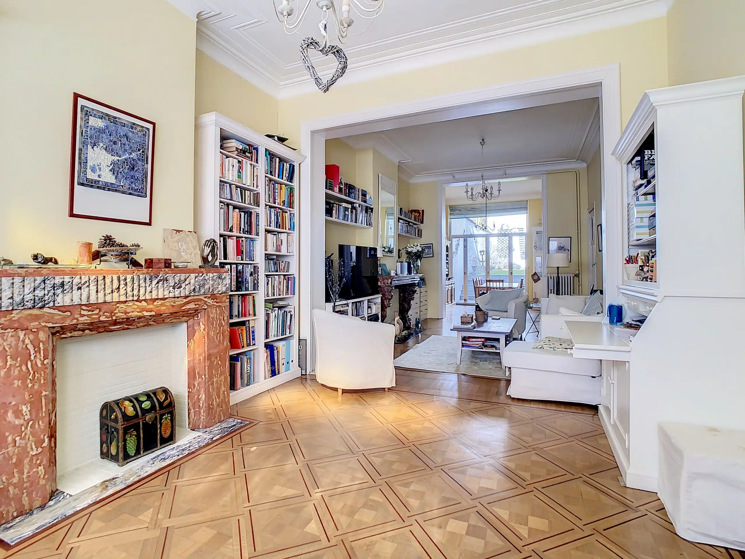 Salon Élégant et Confortable avec Cheminée en Marbre Salon - Magnifique Maison – A deux pas des Etangs d’Ixelles