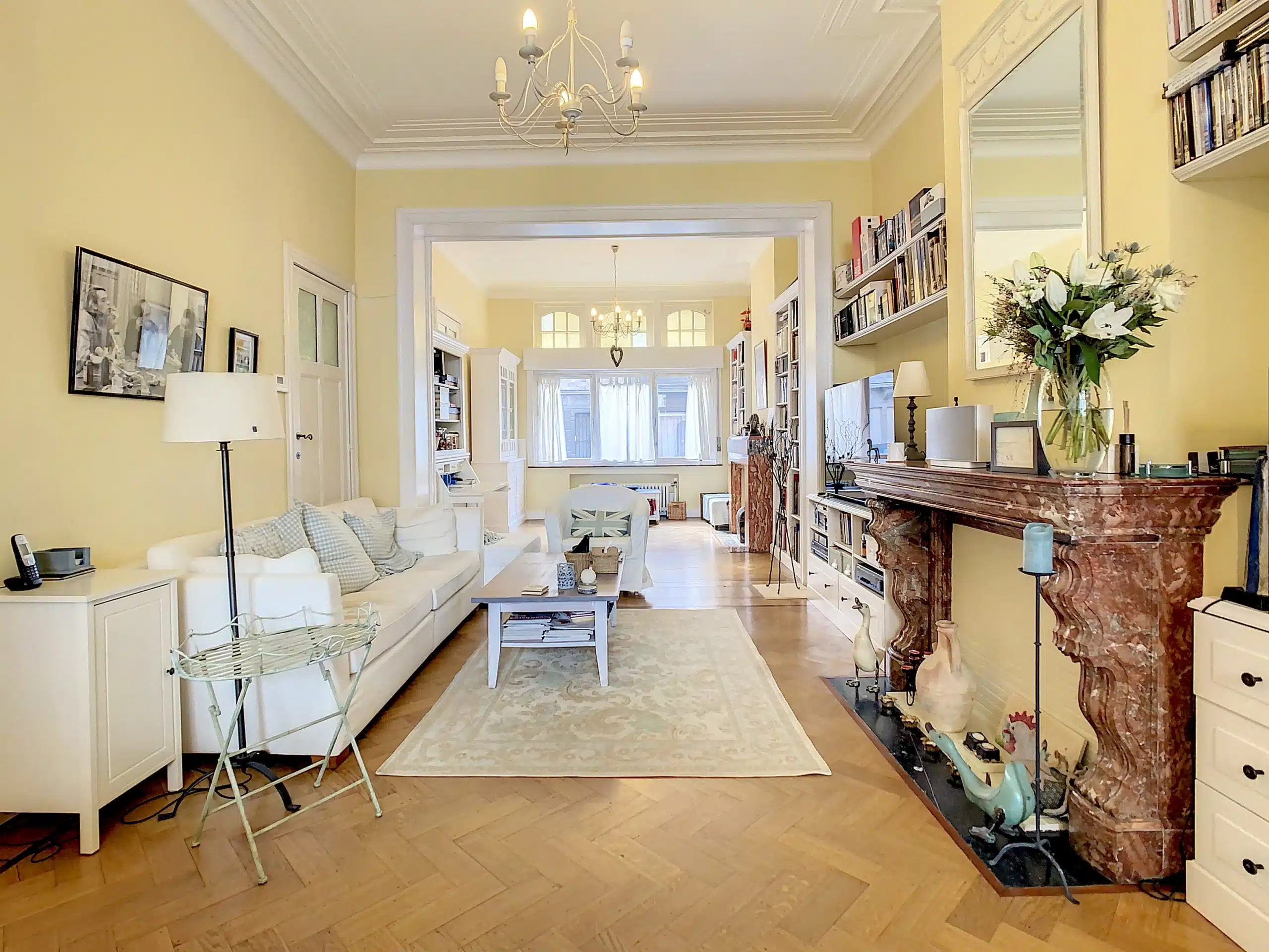 Salon Élégant et Confortable avec Cheminée et Styles Modernes Salon - Magnifique Maison – A deux pas des Etangs d’Ixelles