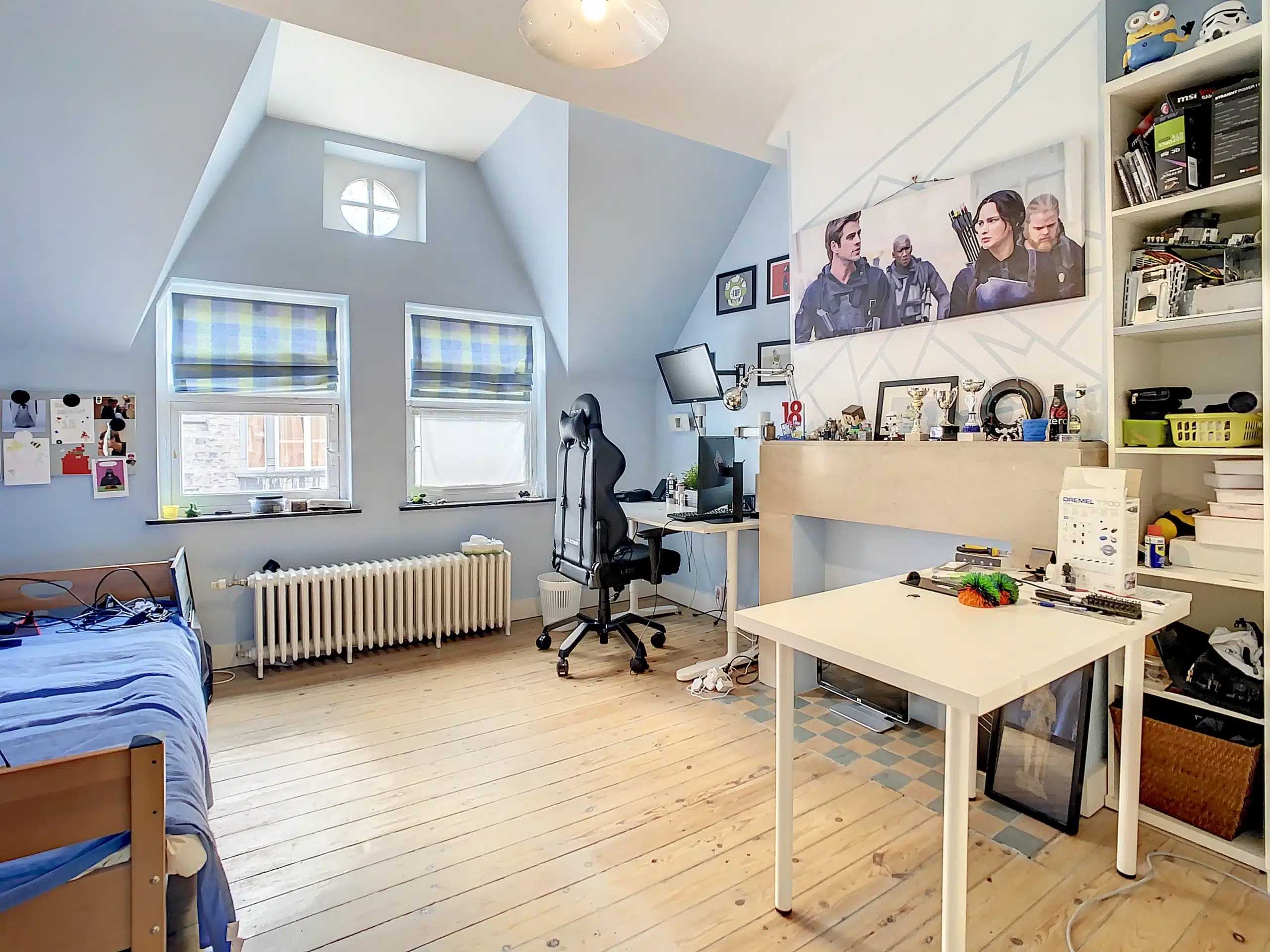 Salon et bureau cosy sous pente avec lit et rangement Salon - Magnifique Maison – A deux pas des Etangs d’Ixelles