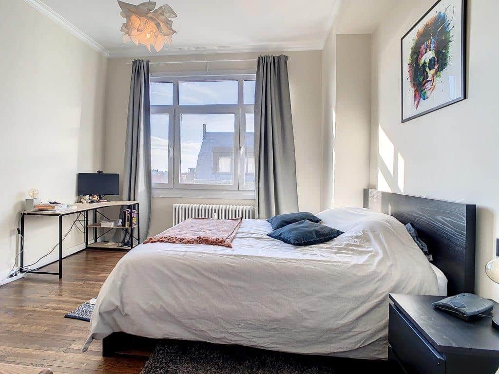 Chambre moderne lumineuse, lit blanc, décoration abstraite, bureau minimaliste, ambiance cozy et élégante.