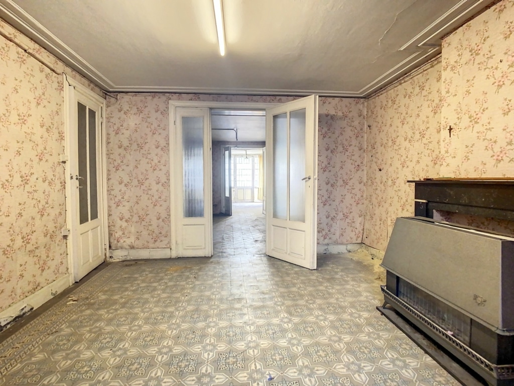 Chambre vintage à rénover, lumière naturelle, décor nostalgique, potentiel de renaissance.