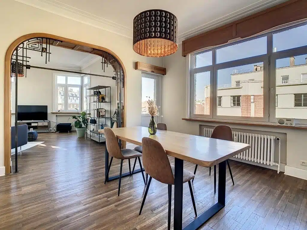 Espace Repas Moderne avec Lumière et Design Élégant Superbe appartement 3 chambres – Place Brugmann/Tenbosch – Ixelles