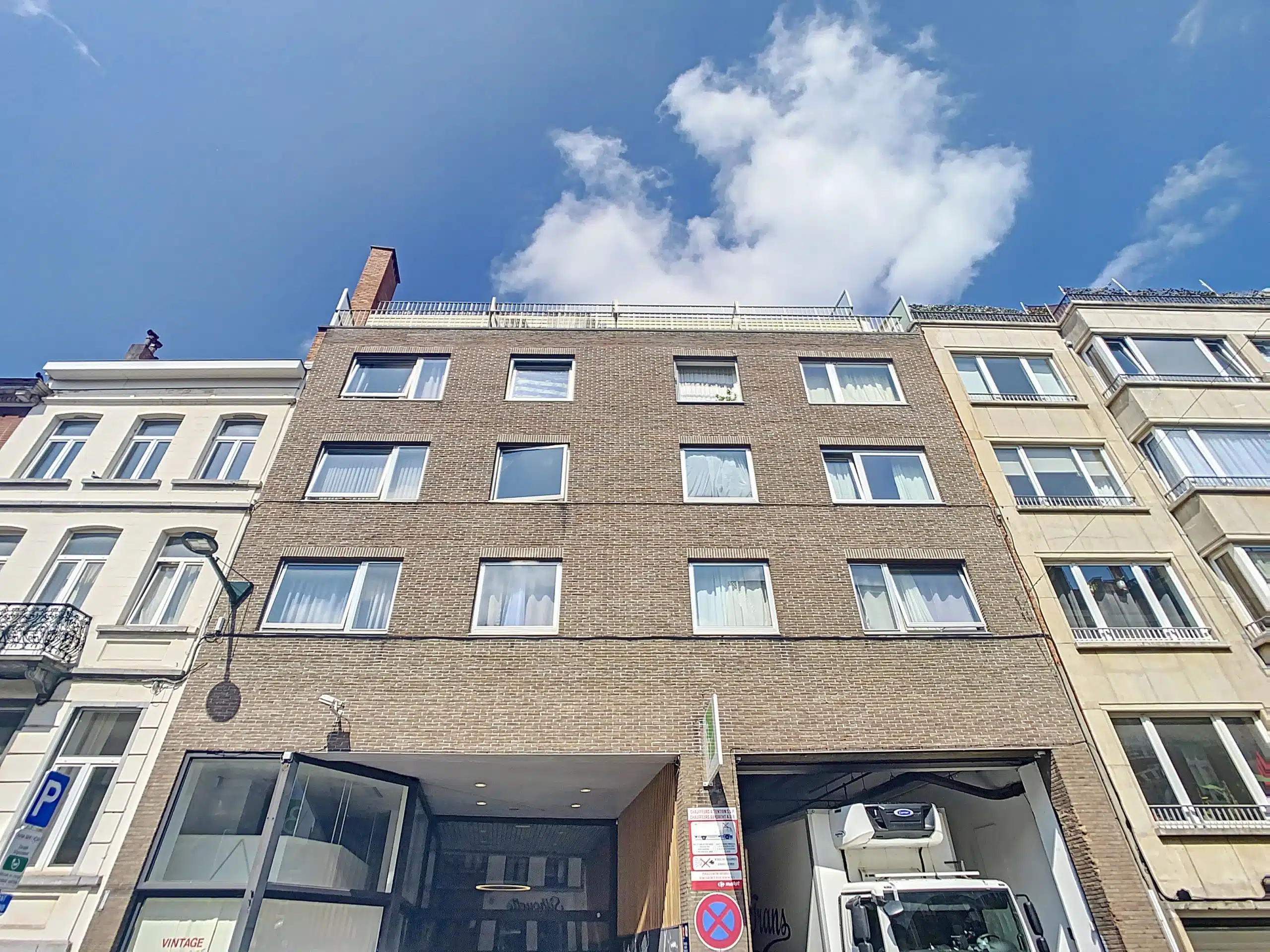 Modern gebouw in het hart van de stadswijk Studio met terras van 29m² - Ukkel