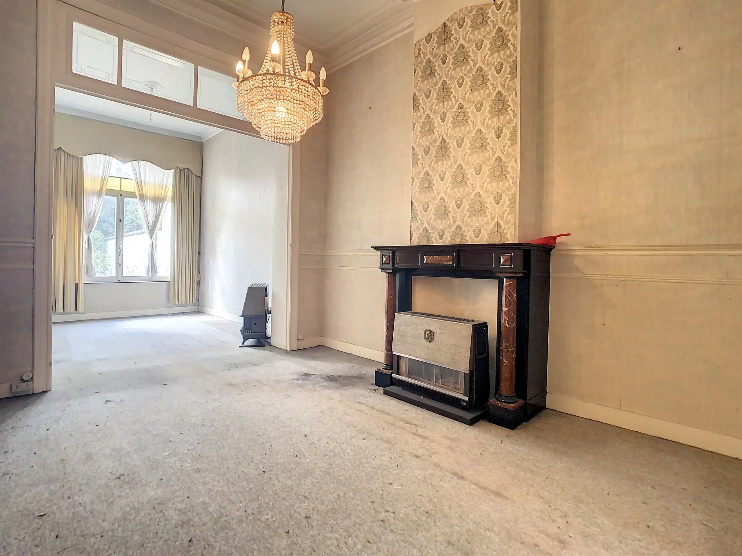 Salon Épuré avec Cheminée et Luminosité Naturelle Salon - Superbe Maison de maître avec Jardin – Altitude 100 – Forest