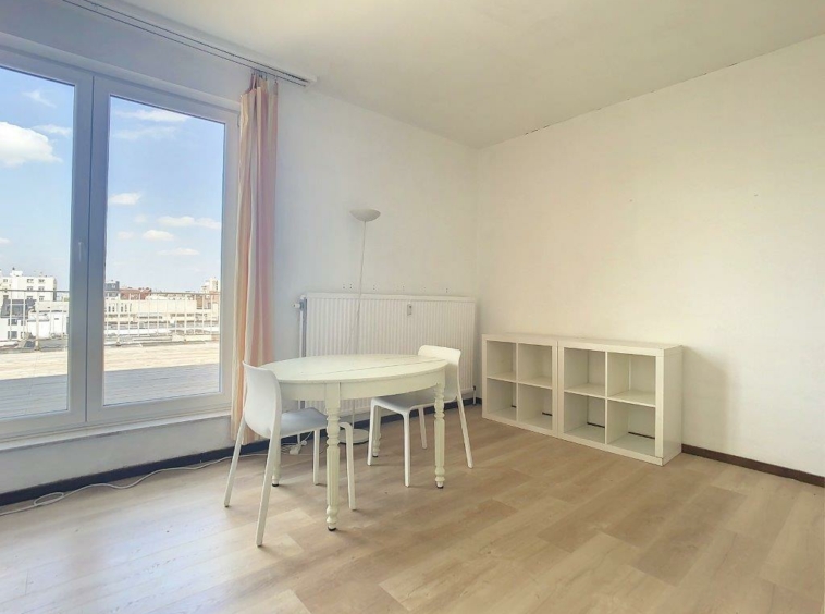Salon lumineux minimaliste avec vue extérieure, meubles blancs, lumière naturelle, ambiance calme et versatile.