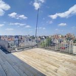 Vue rooftop à Belo Horizonte avec terrasse en bois et ciel bleu lumineux.