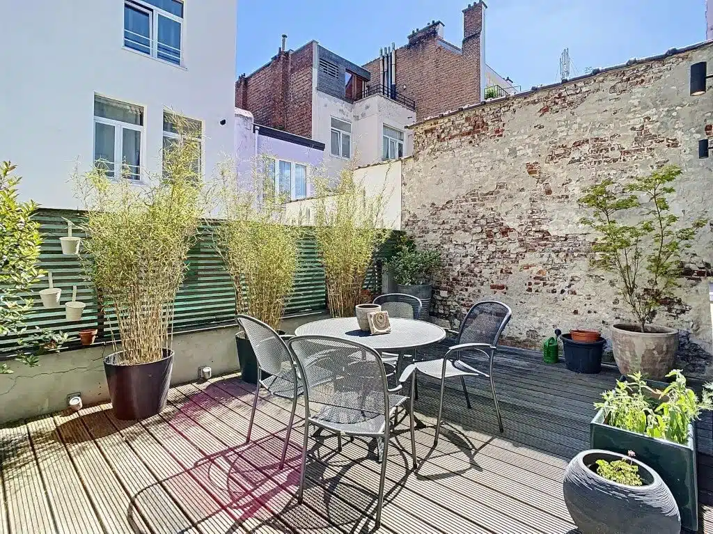 Balcon Urbain avec Terrasse et Plants Vertes Ensoleillée Terrasse - Maison arrière meublée terrasse sud – Etangs d’Ixelles