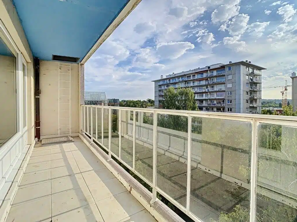 Balcon ensoleillé avec Vue Urbaine et Naturelisés Balcon - Lumineux appartement 2 ch – Beaulieu Auderghem