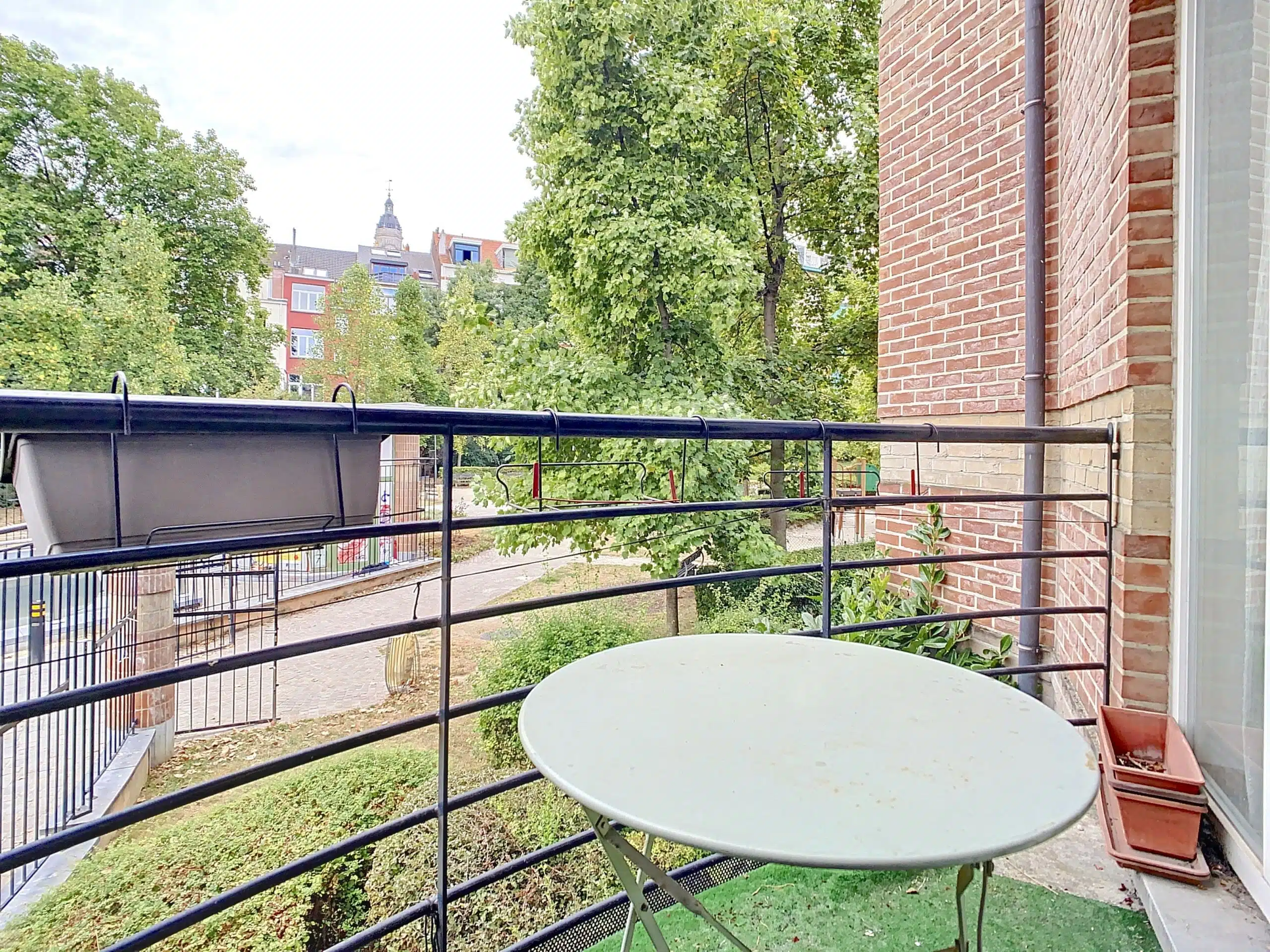 Balcony with Garden View and Natural Elements Garden - Magnificent 2 bedroom apartment - Near Place van Meenen - Ixelles