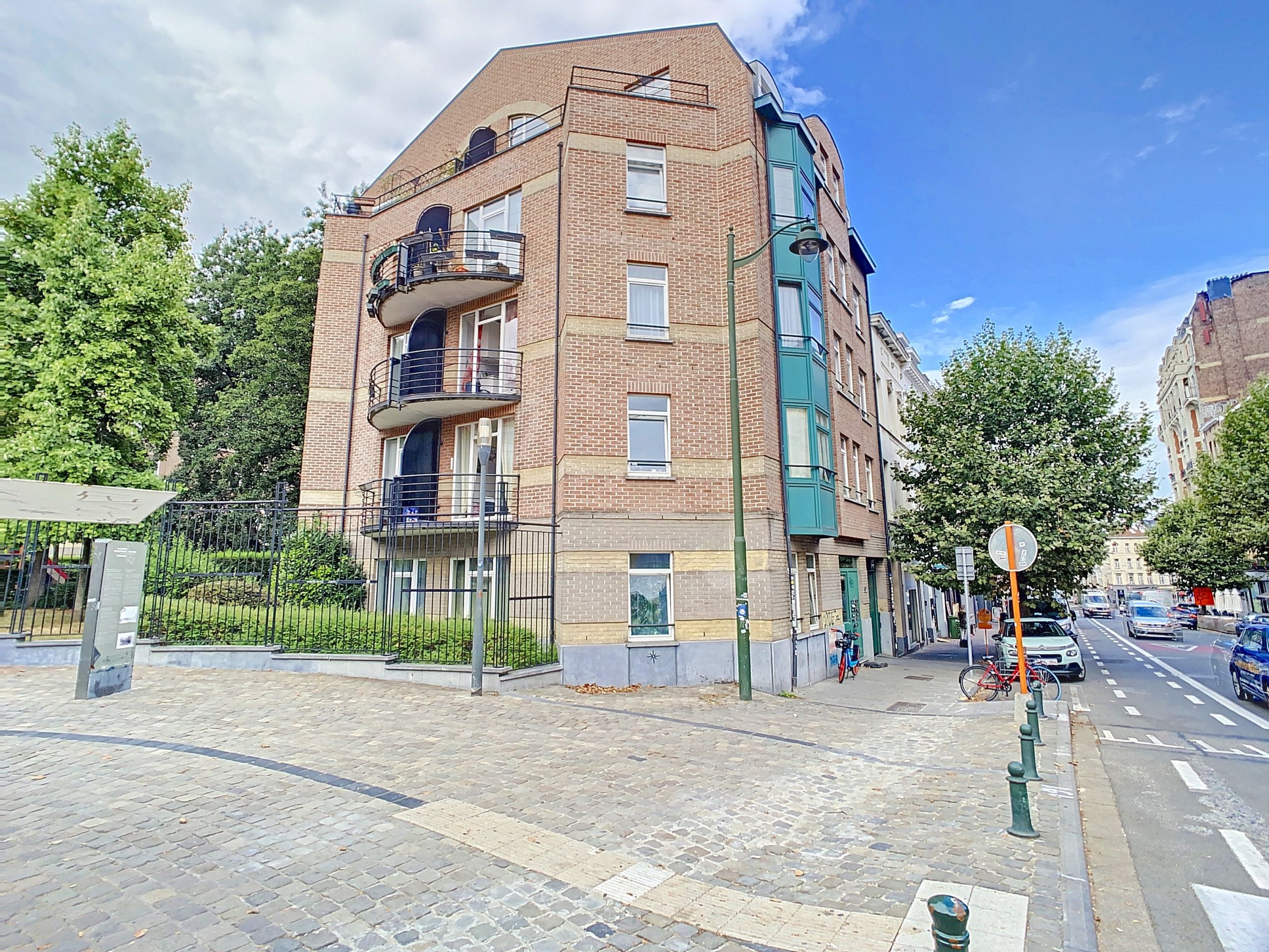 Charmant stedelijk gebouw met tuin en balkons Tuin - Prachtig appartement met 2 slaapkamers - Vlakbij het Meenenplein - Elsene