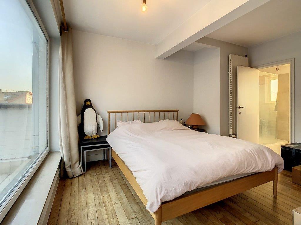 Chambre lumineuse et minimaliste avec lit en bois, décor quirk, ambiance paisible et relaxante.