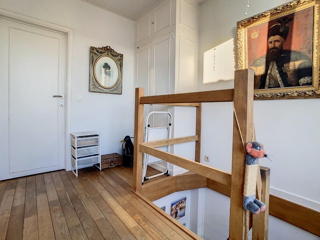 Intérieur lumineux mêlant style moderne et classique avec décoration chaleureuse et élégante.