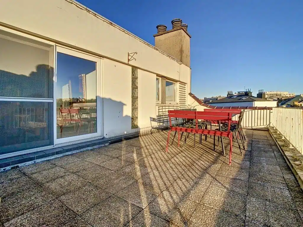 Terrasse urbaine avec mobilier rouge et vue dégagée Terrasse - Lumineux Penthouse avec 3 terrasses – Place Stéphanie – Saint-Gilles