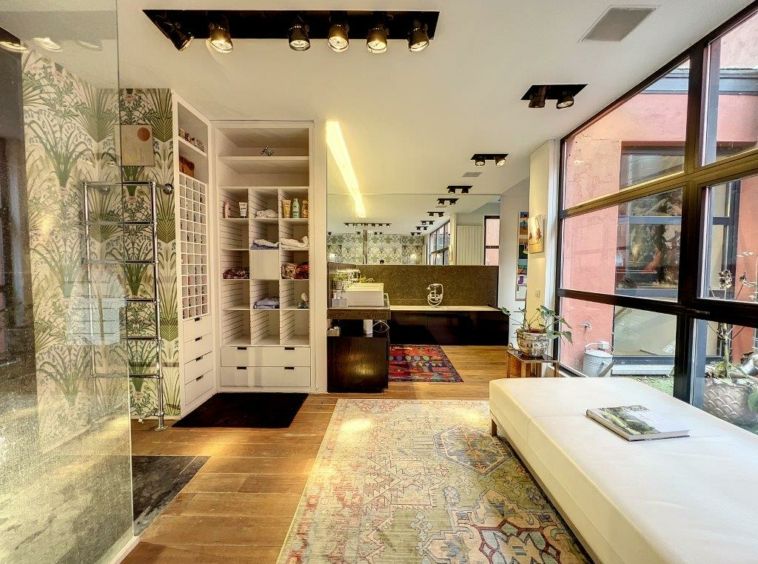 Intérieur moderne lumineux avec espace détente, bureau organisé, plantes et design épuré.