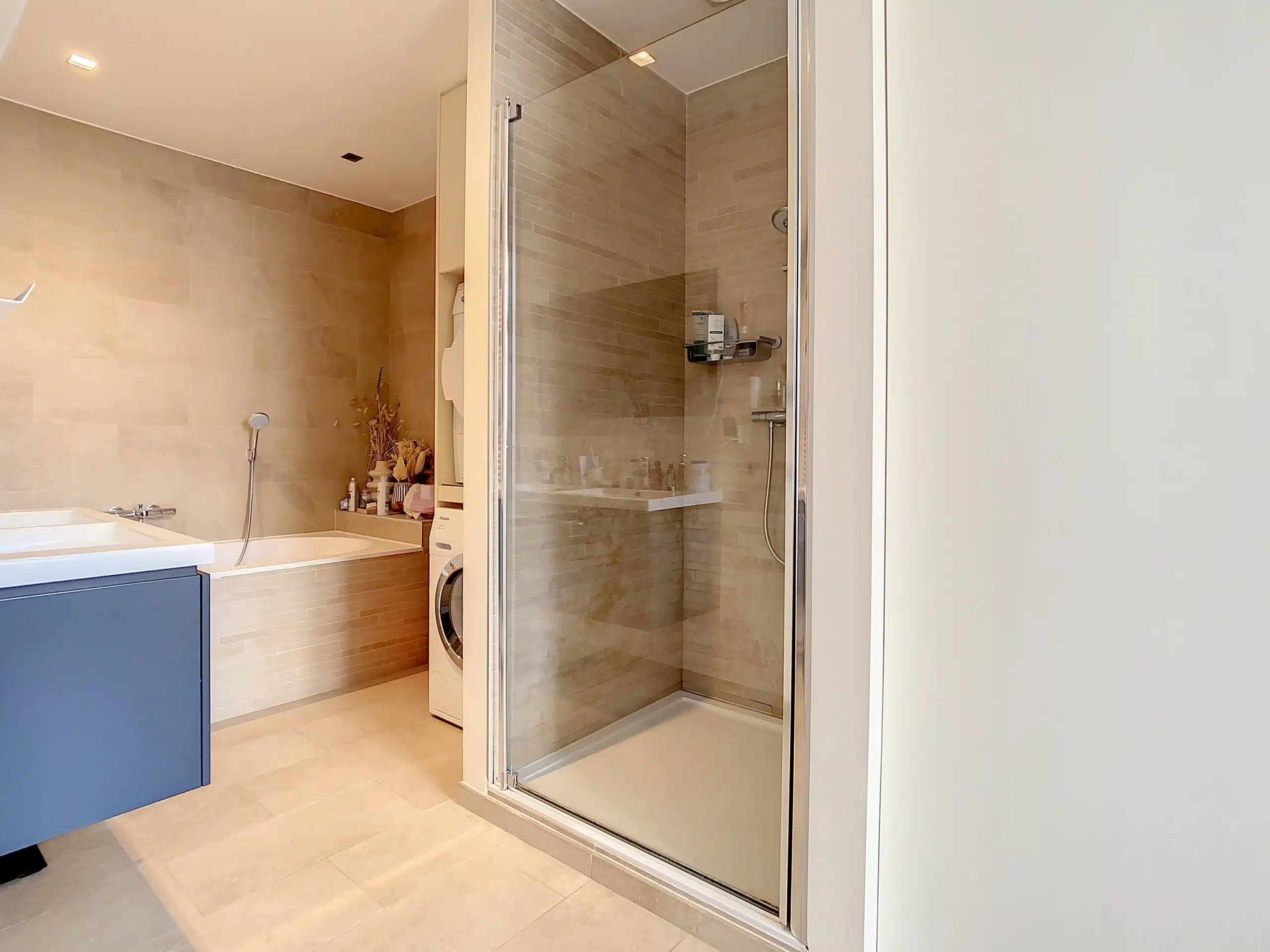 Salle de Bain Moderne et Épurée avec Douche et Baignoire Salle de bain - Place Brugmann/Châtelain – Superbe appartement 2 chambres – Ixelles