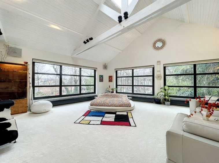 Espace moderne et lumineux avec vue panoramique, mobilier contemporain et ambiance relaxante.