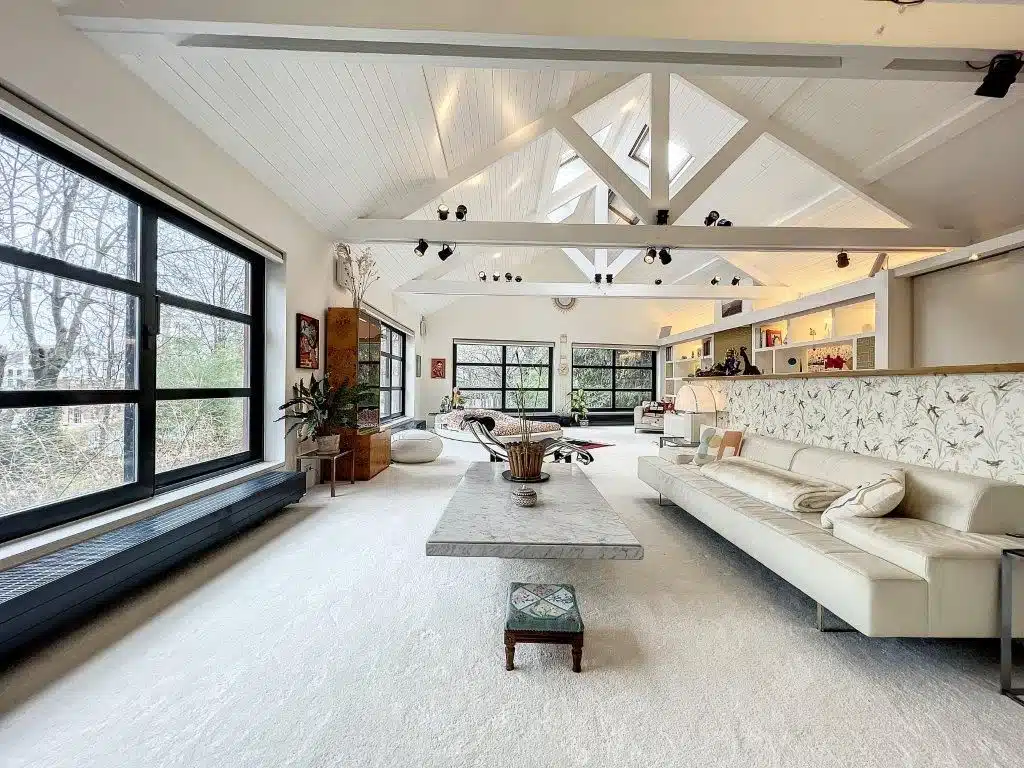 Salon Moderne avec Luminosité Naturelle et Décoration Élégante Salon - Magnifique Loft – 2 terrasses – Havre de paix verdoyant – Bruxelles