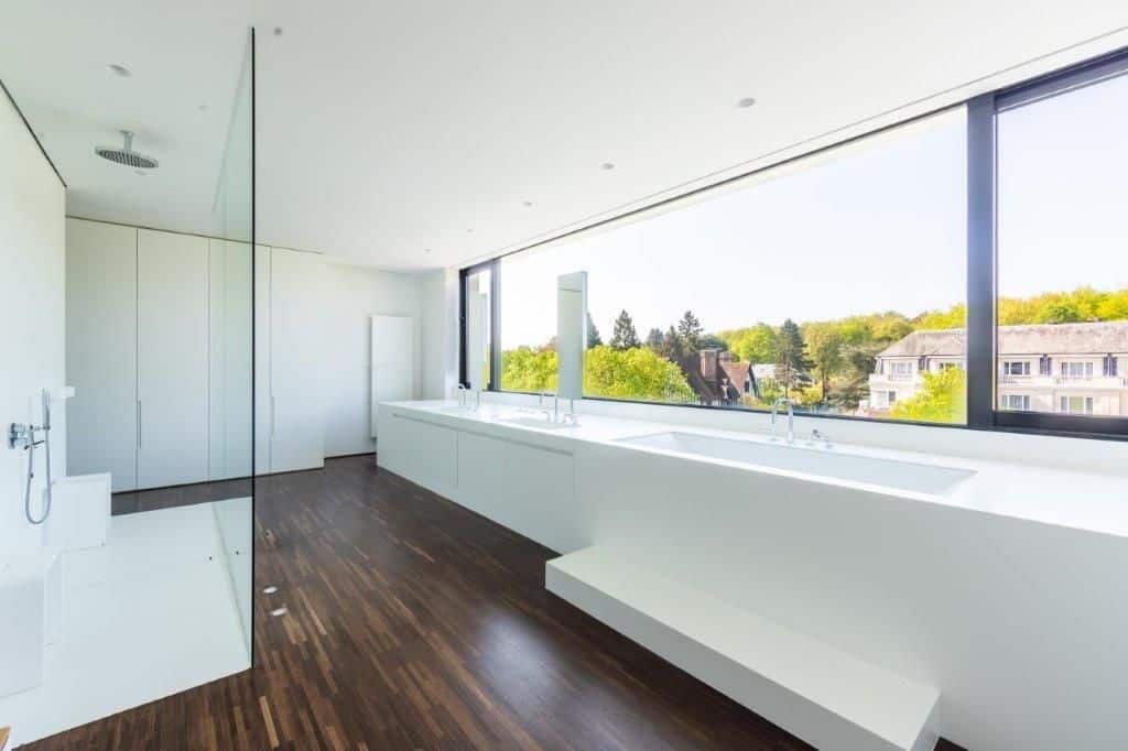 Salle de bain moderne avec vue sur le bois de la cambre