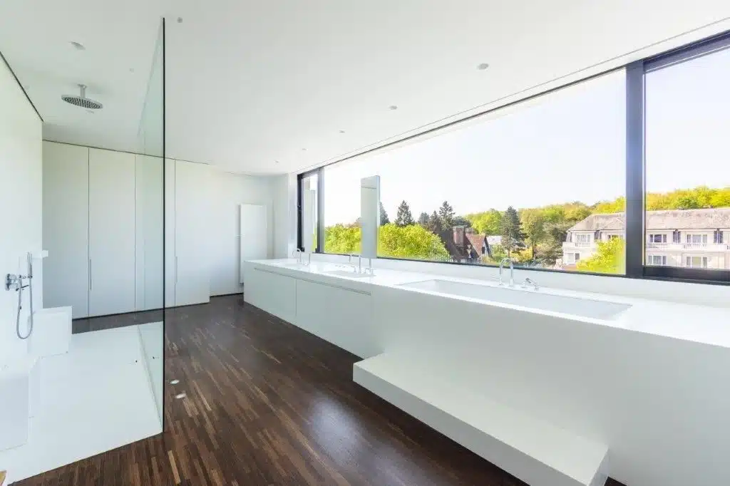 Salle de bain moderne avec vue sur le bois de la cambre