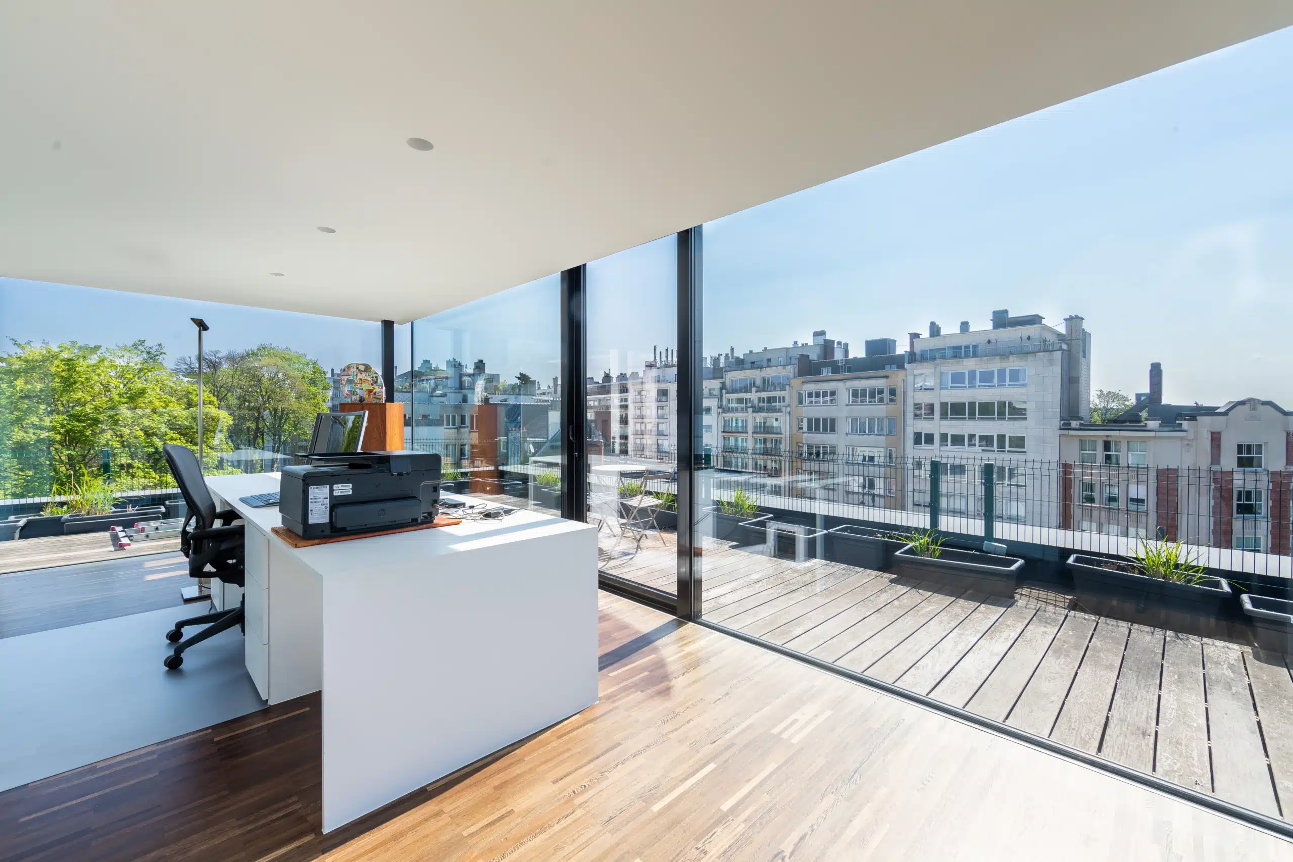 Bureau avec vue dégagée et ses nombreuses baies vitrées