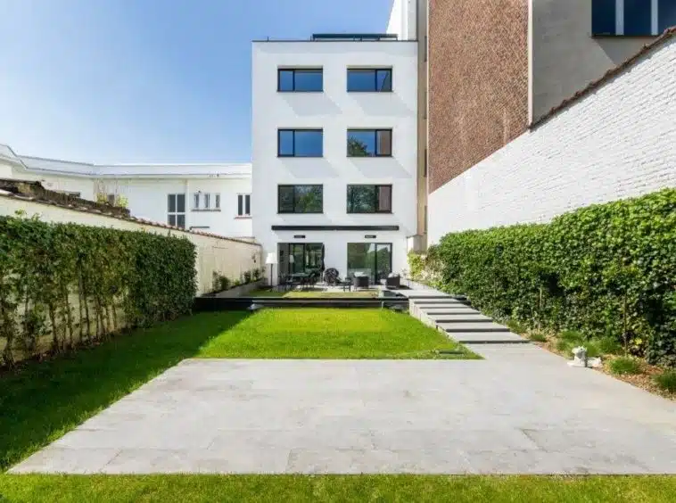 Façade arrière et son jardin aménagé de la Villa à vendre à Bruxelles