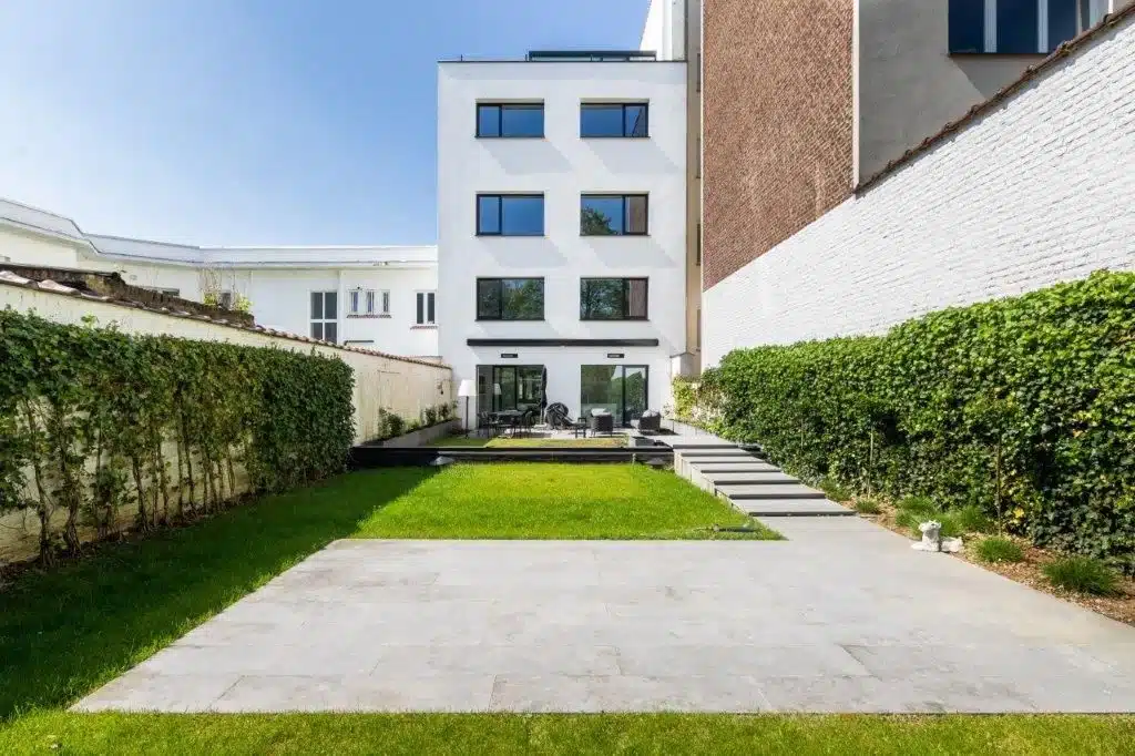 Façade arrière et son jardin aménagé de la Villa à vendre à Bruxelles