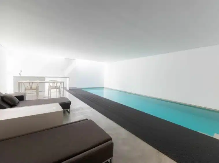 Piscine intérieure de la villa de luxe à Bruxelles