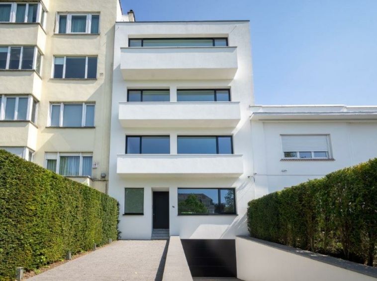 Façade principale de la villa contemporaine à vendre à Bruxelles