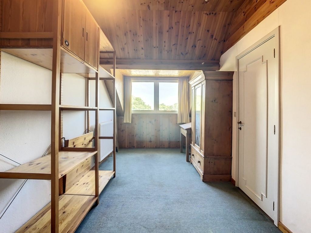 Espace de travail minimaliste avec bois, lumière naturelle, bibliothèque ouverte et ambiance chaleureuse.